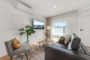 Comfy Studio with Shared Backyard near Racecourse